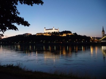 Burg bei Nacht vom RV Bratislava aus
